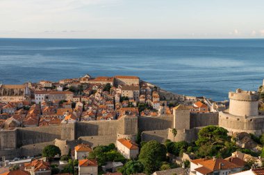 Dubrovnik 'in eski kasabası. Mavi gökyüzü ve deniz.