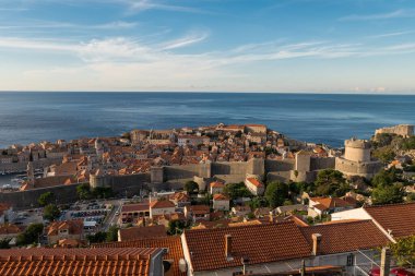 Dubrovnik 'in eski kasabası. Mavi gökyüzü ve deniz.