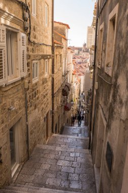 Akdeniz 'in eski ortaçağ kasabasında dar bir sokak.