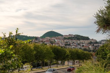 Yeni modern Dubrovnik mimarisi. Yeşil ağaçlı ve arabalı bir yerleşim yeri.