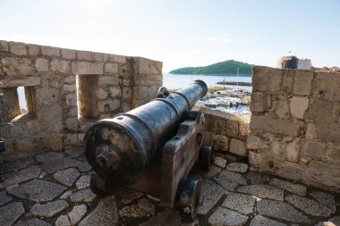 Dubrovnik duvarlarının tepesinde top var.
