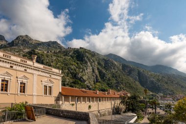 Dağları ve mavi gökyüzü olan Kotor Kalesi surları, Karadağ