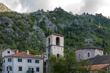Dağları ve mavi gökyüzü olan Kotor Kalesi surları, Karadağ