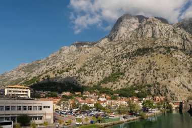 Kotor yerleşim bölgesi, kaya dağı ve mavi gökyüzü.