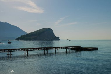 Budva iskelesi ve St. Nikola adası arkada.