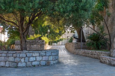Akdeniz 'in eski ortaçağ kasabasında Budva Stone Caddesi.