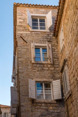 Akdeniz 'in eski ortaçağ kasabasında Budva Stone Caddesi.