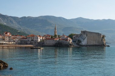 Eski şehrin Budva Kale duvarları. Aziz John Kilisesi 'nin çan kulesi.