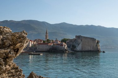 Eski şehrin Budva Kale duvarları. Aziz John Kilisesi 'nin çan kulesi.