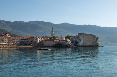 Eski şehrin Budva Kale duvarları. Aziz John Kilisesi 'nin çan kulesi.