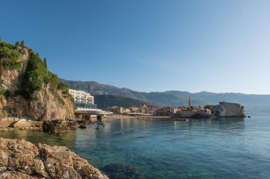 Eski şehrin Budva Kale duvarları. Aziz John Kilisesi 'nin çan kulesi.