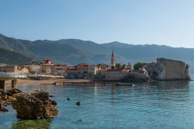 Eski şehrin Budva Kale duvarları. Aziz John Kilisesi 'nin çan kulesi.
