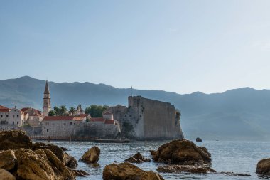 Eski şehrin Budva Kale duvarları. Aziz John Kilisesi 'nin çan kulesi.