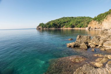 Budva mogren sahilinin turkuaz suyu