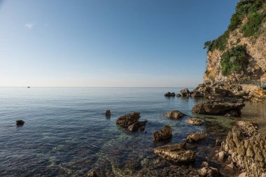 Budva mogren sahilinin turkuaz suyu