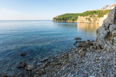 Budva mogren sahilinin turkuaz suyu