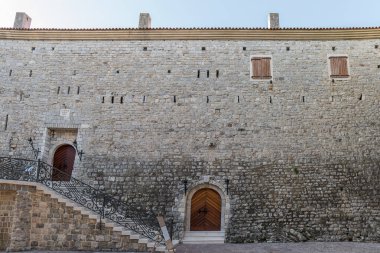 Budva 'daki Ortodoks ve Katolik kiliseleri. Citadela ahşap giriş kapısı ve merdiven.