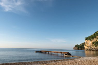 Budva tekne iskelesi. Mogran plajı arkada.