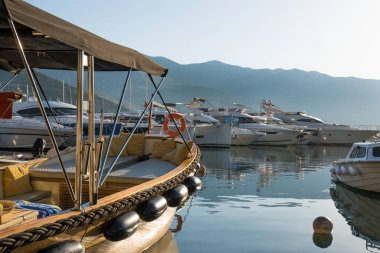 Budva limanında tekne ve yatlar