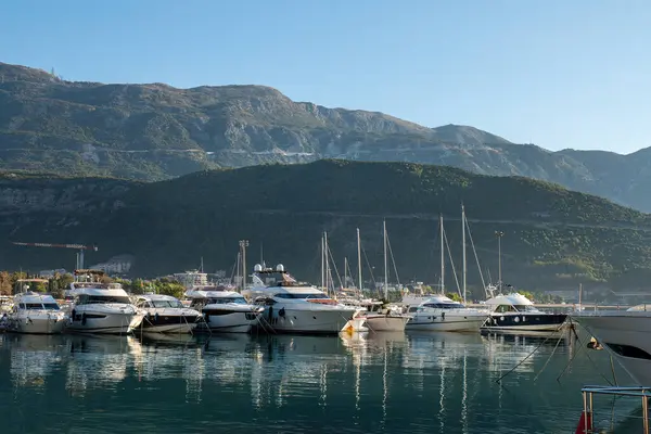 Budva limanında tekne ve yatlar