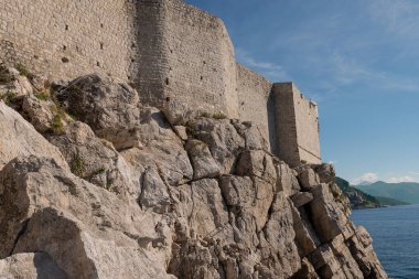 Dubrovnik 'in kayadaki tahkimatı. Mavi gökyüzü ve deniz.