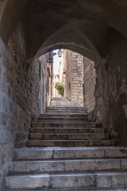 Kemerli Ortaçağ Caddesi ve taş merdiven.