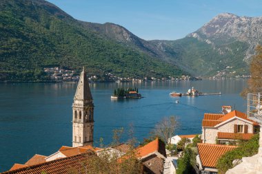 Perast Körfezi 'nde turkuaz su. Kayalıkların Hanımefendisi ve Aziz George Adası. Aziz Niklas Kilisesi Çan Kulesi