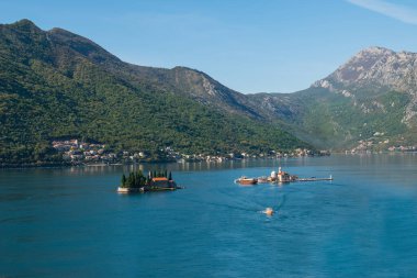 Perast Körfezi 'nde turkuaz su. Kayalıkların Hanımefendisi ve Aziz George Adası