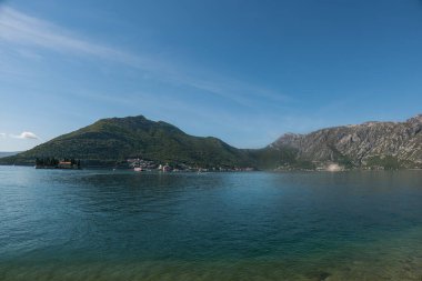Perast Körfezi 'nde turkuaz su. Kayalıkların Hanımefendisi ve Aziz George Adası
