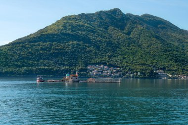 Perast Körfezi 'nde turkuaz su. Kayalıkların Hanımefendisi ve Aziz George Adası