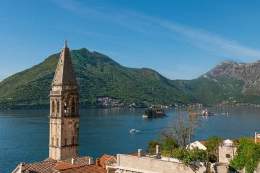 Perast Körfezi 'nde turkuaz su. Kayalıkların Hanımefendisi ve Aziz George Adası. Aziz Niklas Kilisesi Çan Kulesi