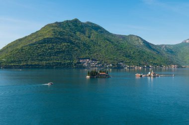 Perast Körfezi 'nde turkuaz su. Kayalıkların Hanımefendisi ve Aziz George Adası