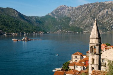 Perast Körfezi 'nde turkuaz su. Kayalıkların Hanımefendisi ve Aziz George Adası. Aziz Niklas Kilisesi Çan Kulesi