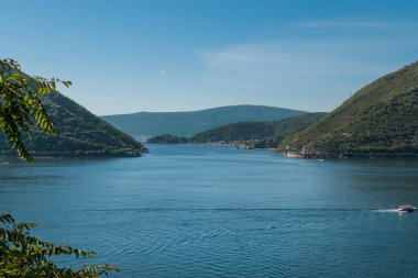 Karadağ 'ın Perast körfezinde turkuaz su