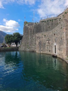 Dağları ve mavi suları olan Kotor Kalesi surları, Karadağ