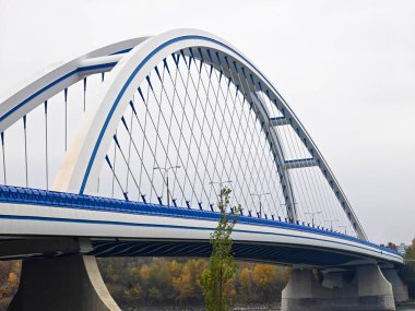 Bratislava Slovakya 'daki Tuna Nehri üzerindeki Apollo köprüsü