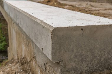 Köprüde yeni beton duvar var. Yeniden yapılanma kavramı.