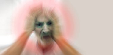 Akli dengesi bozuk olan son sınıf öğrencisi anksiyete nöbeti geçiriyor. Bulanık ruh sağlığı konsepti.