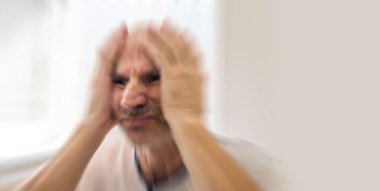 Akli dengesi bozuk olan son sınıf öğrencisi anksiyete nöbeti geçiriyor. Bulanık ruh sağlığı konsepti.