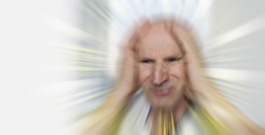 Akli dengesi bozuk olan son sınıf öğrencisi anksiyete nöbeti geçiriyor. Bulanık ruh sağlığı konsepti.