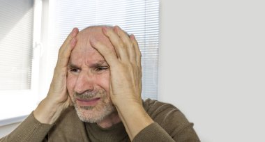 Evde mutsuz ve yalnız bir yaşlı adam var. Emeklilik ve yalnızlık kavramı