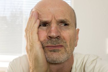 Evde mutsuz ve yalnız bir yaşlı adam var. Emeklilik ve yalnızlık kavramı