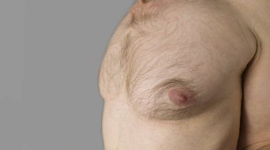 Olgun bir adamın saçına sahip meme ucu..