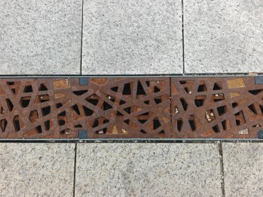Kaldırımda metal kanalizasyon ızgarası