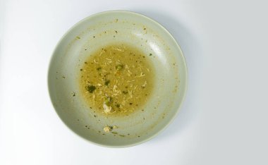 Kirli yiyecek atıkları beyaz arka planda bir tabakta