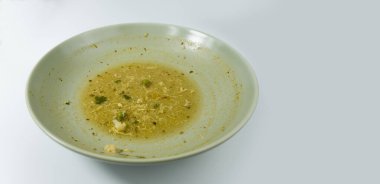 Kirli yiyecek atıkları beyaz arka planda bir tabakta