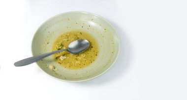 Kirli yiyecek atıkları beyaz arka planda bir tabakta