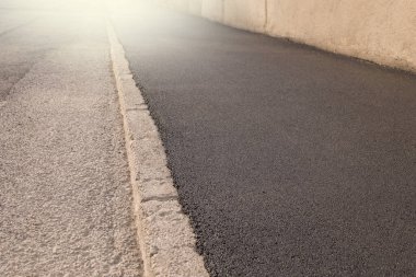 Kaldırıma asfalt serilmiş. Eski yol ve yeni kaldırım