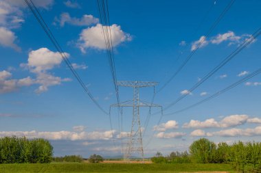 Yüksek voltajlı elektrik direği ve şanzıman hatları. Güç ve enerji kavramı. Dağıtım istasyonunda kablo kablosu olan yüksek voltaj şebekesi kulesi