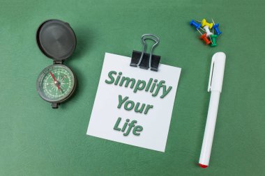 Yeşil bir arkaplanda hayatını basitleştir